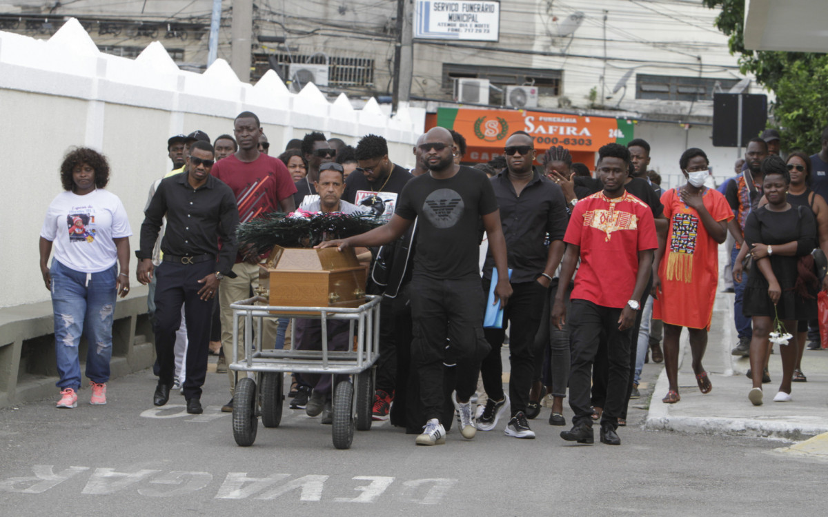 Velório da menina Aoulath Alyssah, no Cemitério do Maruí em Niterói, na manhã desta quarta-feira (13).