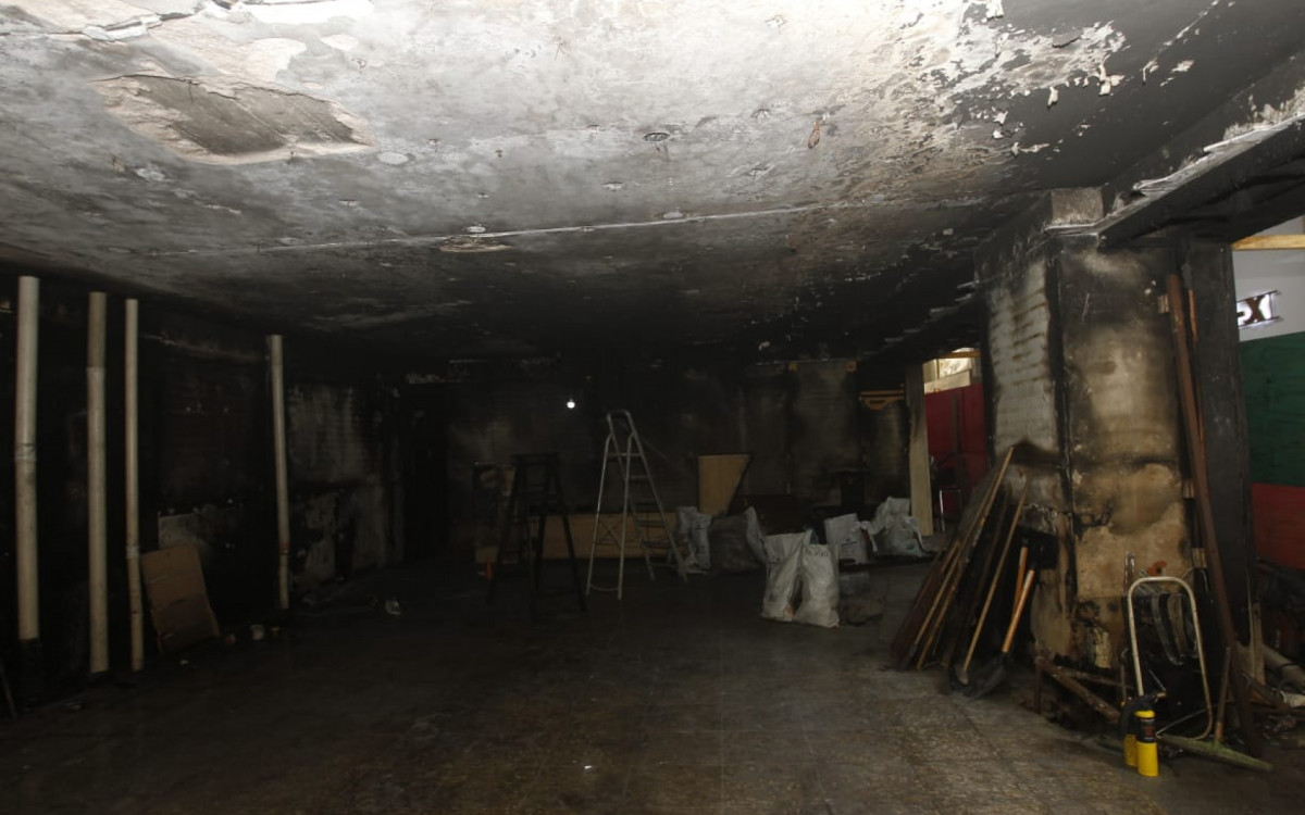 A sapataria da Galeria Condor ficou completamente destruída - Reginaldo Pimenta/Agência O DIA