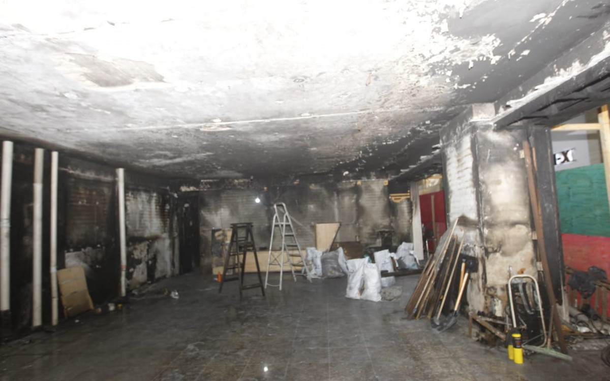 A sapataria da Galeria Condor ficou completamente destruída - Reginaldo Pimenta/Agência O DIA