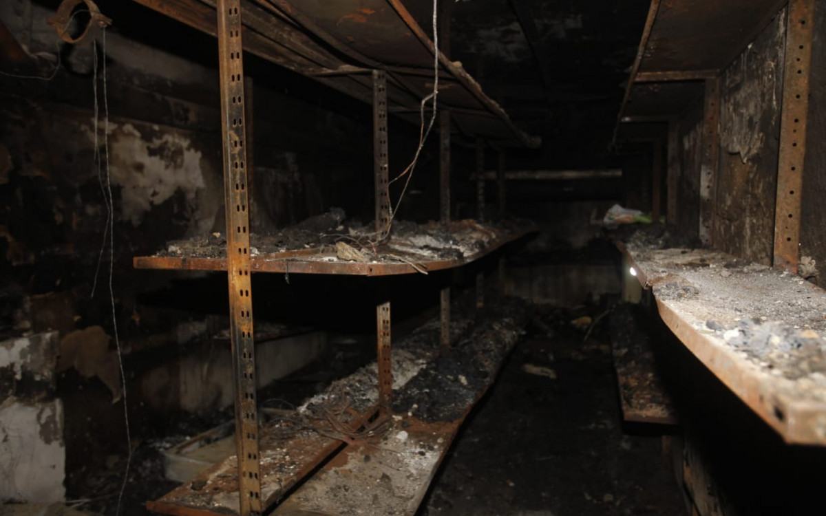 A sapataria da Galeria Condor ficou completamente destruída - Reginaldo Pimenta/Agência O DIA