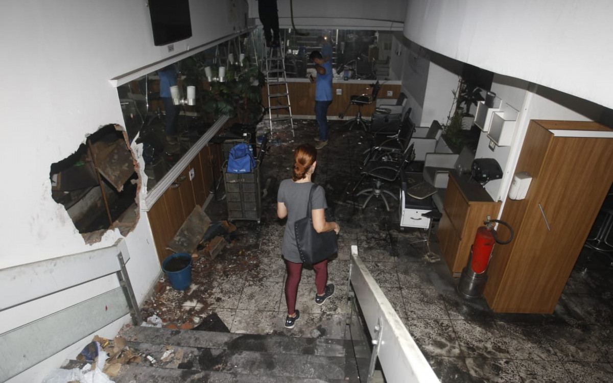 Boa parte do salão de beleza da Galeria Condor, no Largo do Machado, foi destruída - Reginaldo Pimenta/Agência O DIA