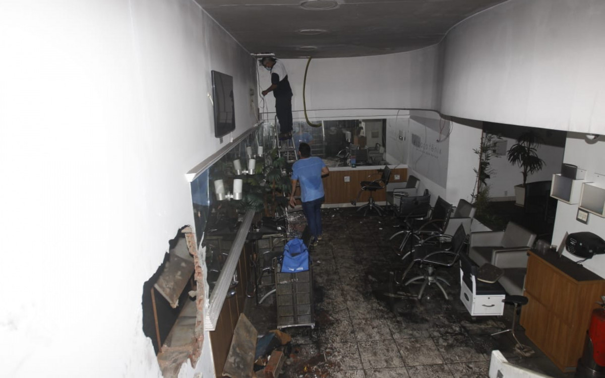 Boa parte do salão de beleza da Galeria Condor, no Largo do Machado, foi destruída - Reginaldo Pimenta/Agência O DIA