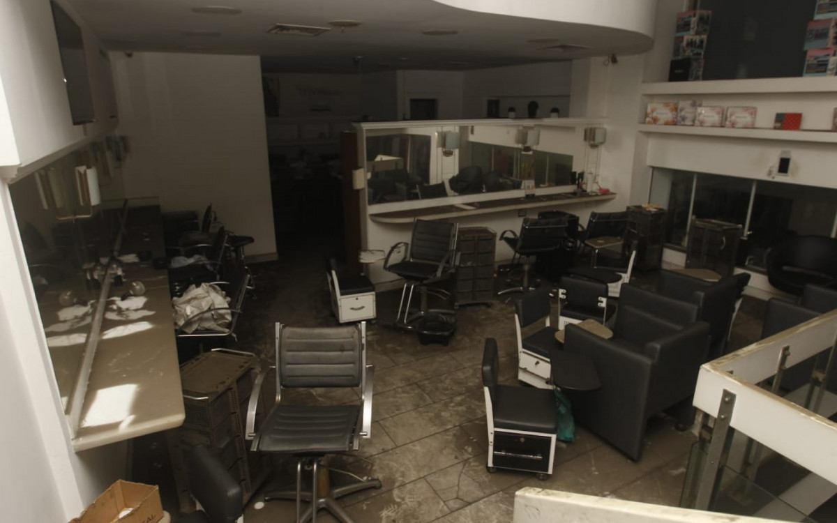 Boa parte do salão de beleza da Galeria Condor, no Largo do Machado, foi destruída - Reginaldo Pimenta/Agência O DIA