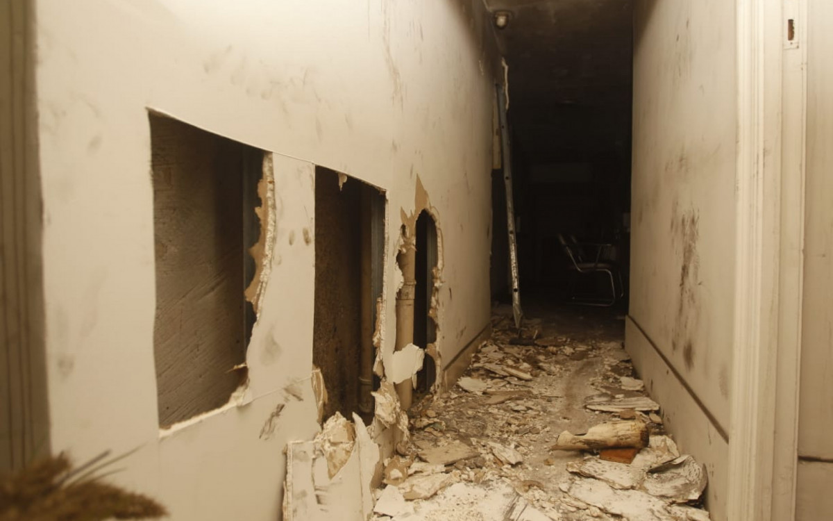 Boa parte do salão de beleza da Galeria Condor, no Largo do Machado, foi destruída - Reginaldo Pimenta/Agência O DIA