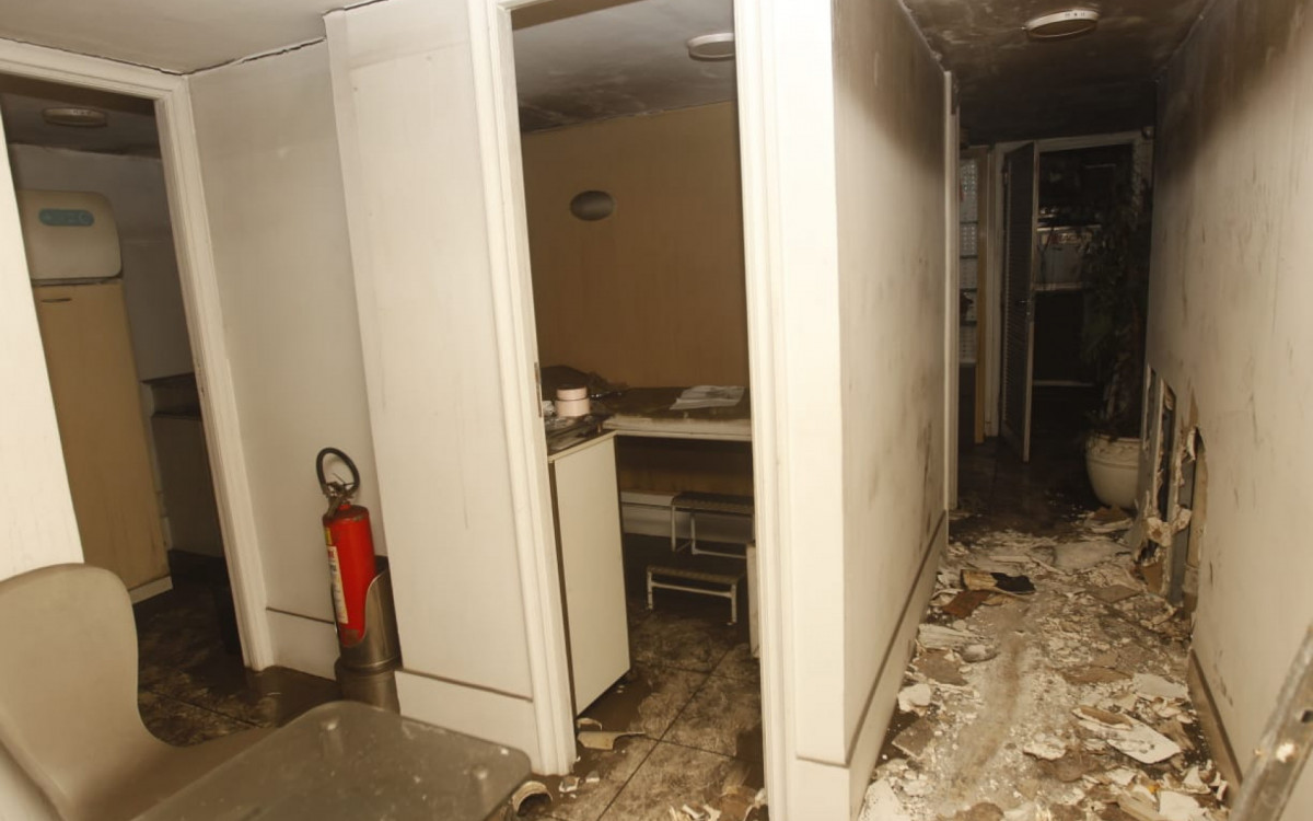 Boa parte do salão de beleza da Galeria Condor, no Largo do Machado, foi destruída - Reginaldo Pimenta/Agência O DIA