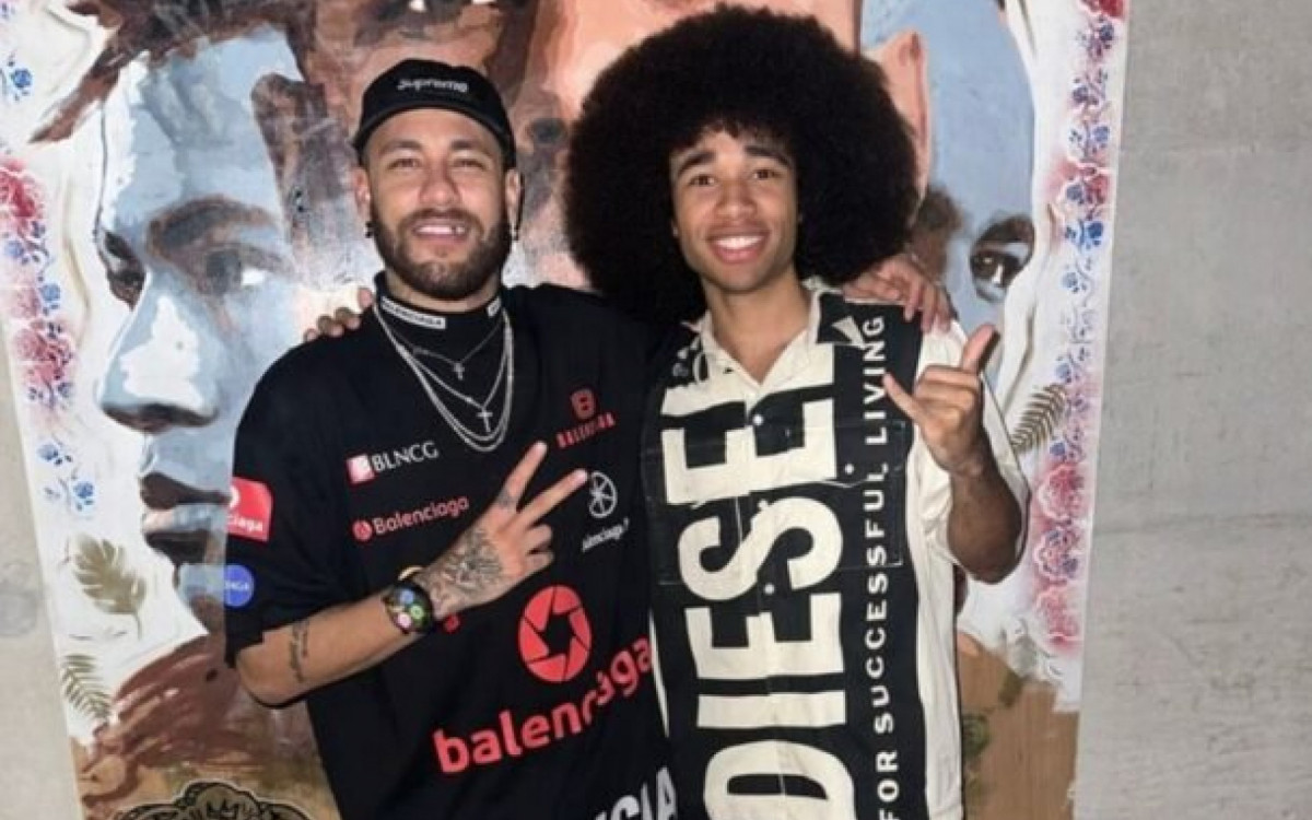 Neymar tira foto com dan&ccedil;arino, e detalhe chama aten&ccedil;&atilde;o