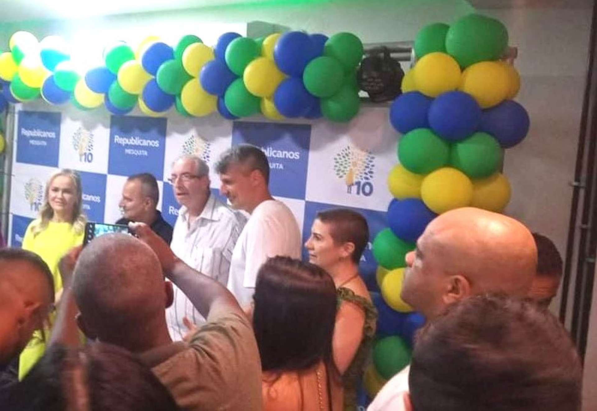 Deputada federal Daniela do Waguinho, prefeito Waguinho e ex-deputado federal Eduardo Cunha prestigiaram o presidente do diret&oacute;rio de Mesquita, Gelsinho Guerreiro (&agrave; direita) com a esposa Daniele Guerreiro - Divulga&ccedil;&atilde;o