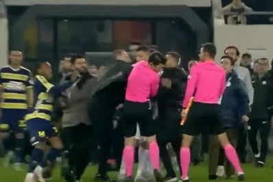 Dirigente da Fifa vê agressão contra árbitros como 'câncer' que mata o futebol