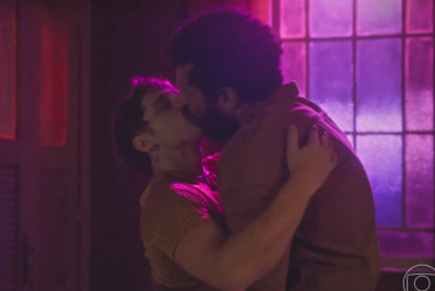 Famosos vibram com cena de beijo entre Kelvin e Ramiro em 'Terra e Paixão': 'Delicada e sensível'