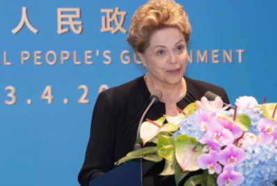 Dilma Rousseff é questionada por viajar em 1ª classe e dispara: 'Sou presidente de banco, querida'