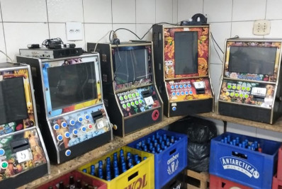 PM apreende 13 máquinas caça-níqueis e quase R$ 5 mil em espécie na Zona Oeste