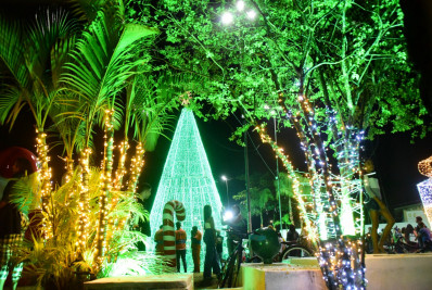 Natal Ita Luz: Praça de Manilha recebe decoração natalina iluminada e encanta famílias