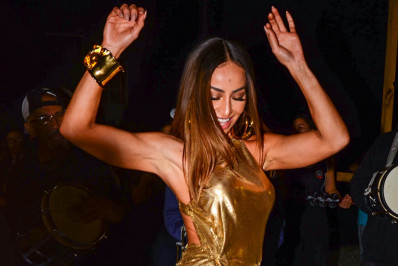 Sabrina Sato deixa pernas torneadas à mostra em ensaio da Gaviões da Fiel