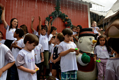 Crianças com deficiência visitam a Casa do Papai Noel em Volta Redonda