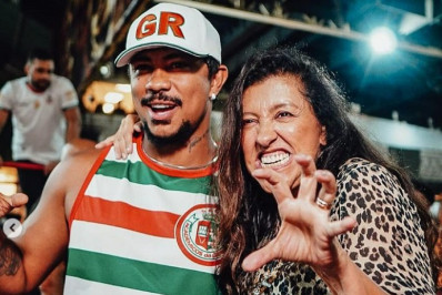 Xamã e Regina Casé marcam presença em ensaio da Grande Rio