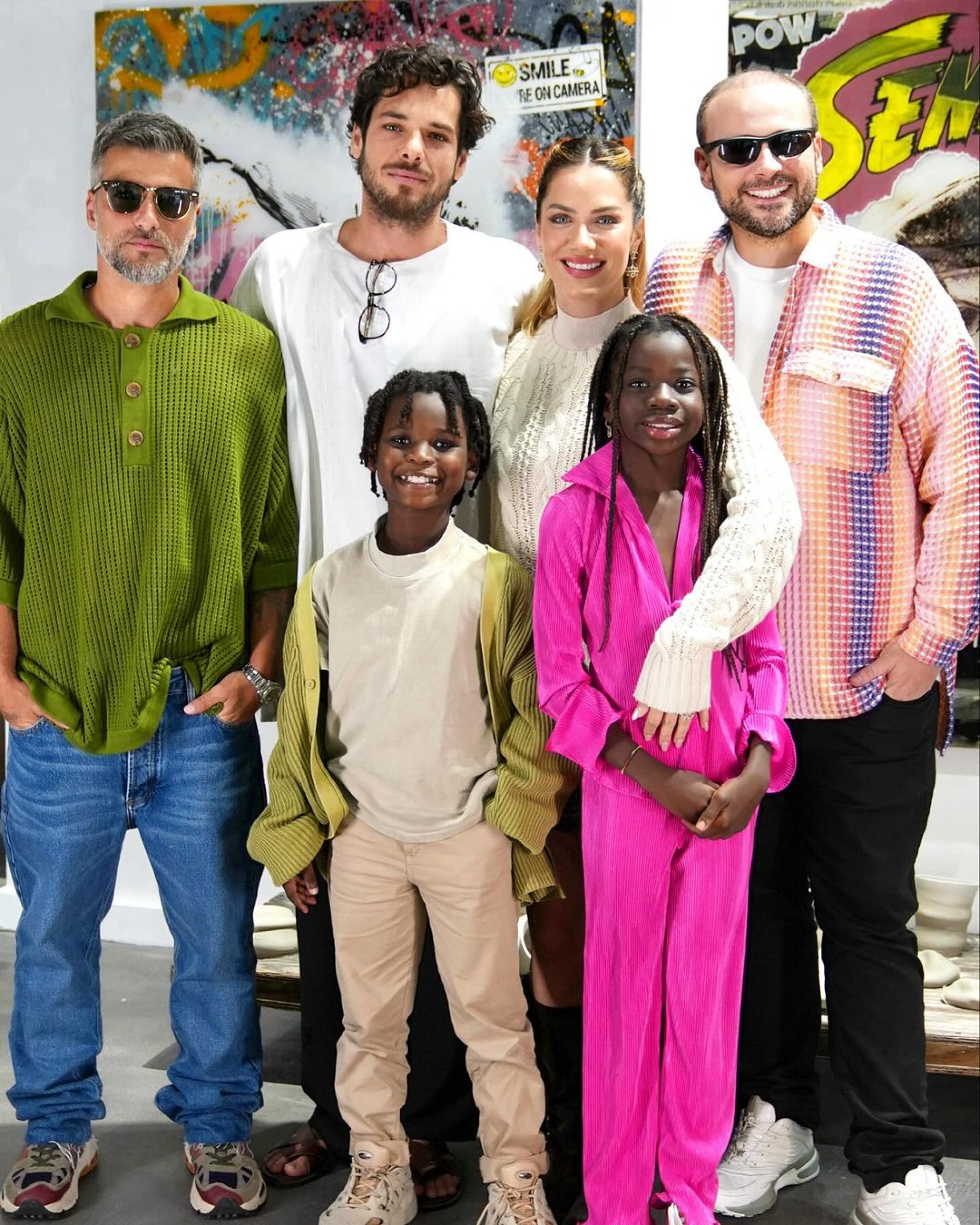 Giovanna Ewbank, Bruno Gagliasso, os filhos e Leo Fuchs prestigiam a exposição de Luca Ewbank - Reprodução / Instagram 