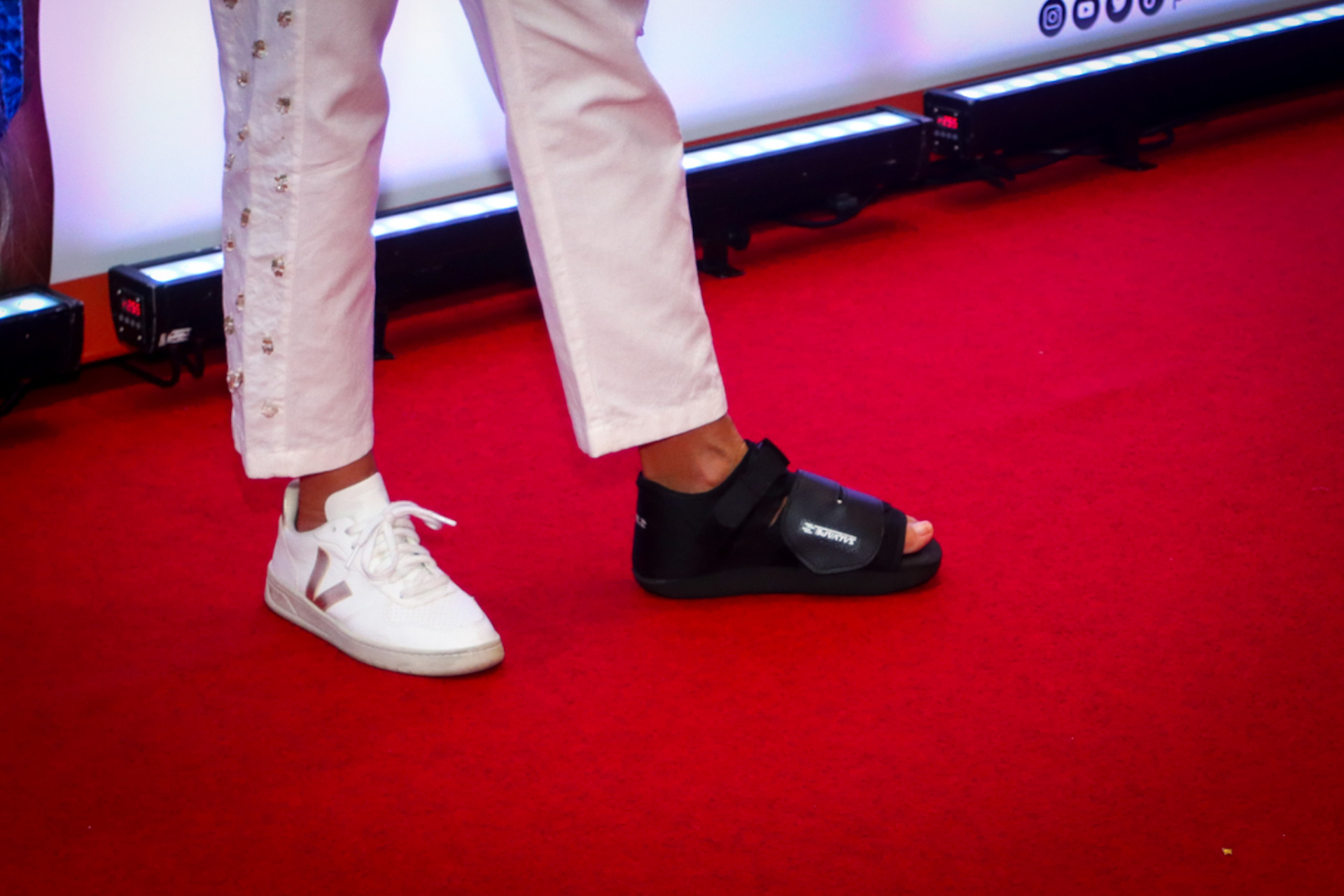 Fátima Bernardes de bota ortopédica em pré-estreia de filme no Rio - Victor Chapetta/ Agnews