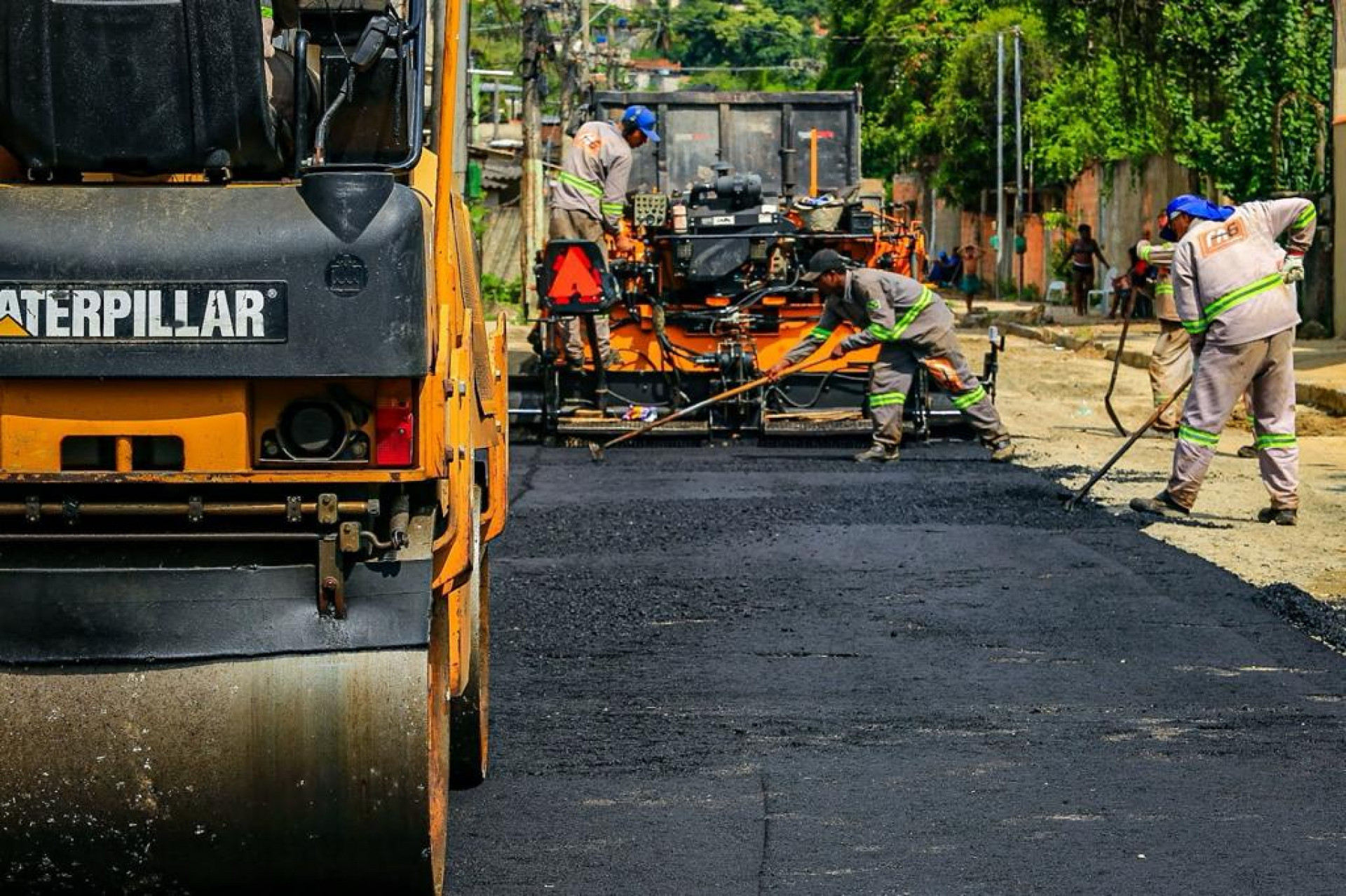 O asfalto que está sendo colocado irá beneficiar moradores de cerca de 40 ruas de Shangrilá e Barro Vermelho - Rafael Barreto/PMBR