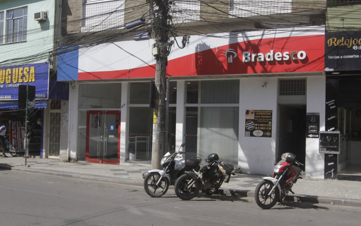 Fachada do Banco Bradesco assaltado em Queimados, nesta quinta-feira (14). - Marcos Porto / Ag&ecirc;ncia O Dia