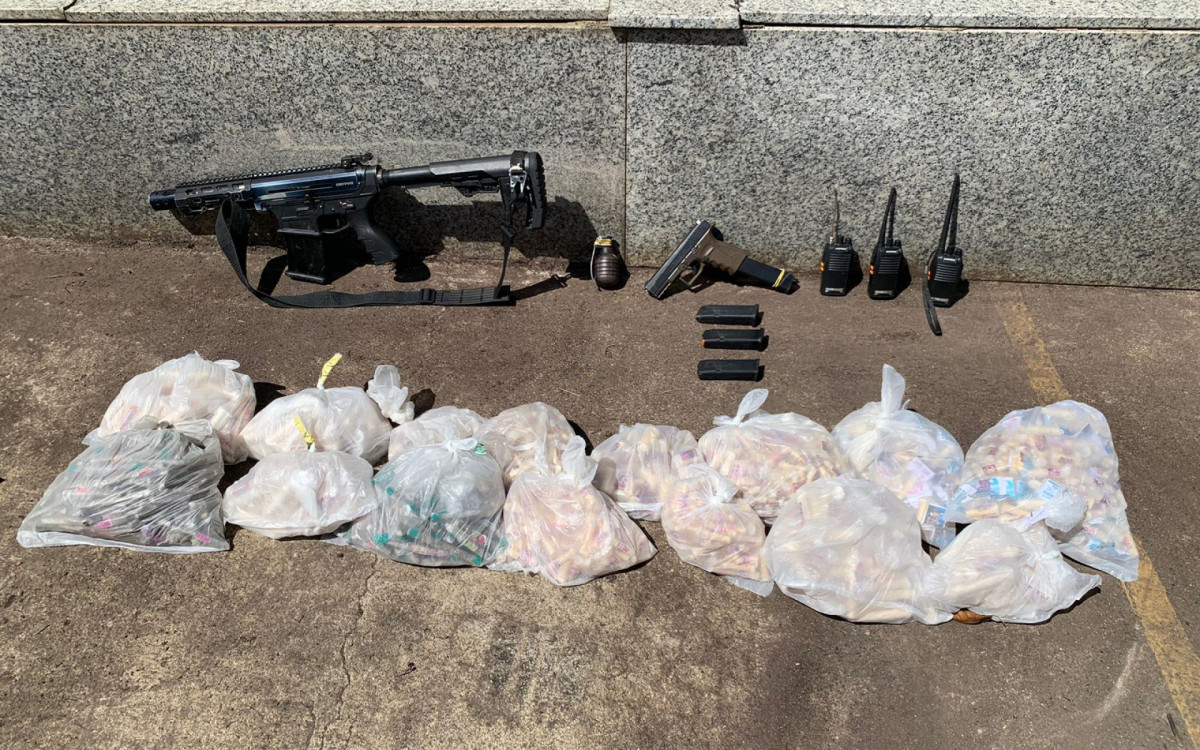 Após o assalto ao banco, PM apreendeu armas e drogas em comunidades de Queimados