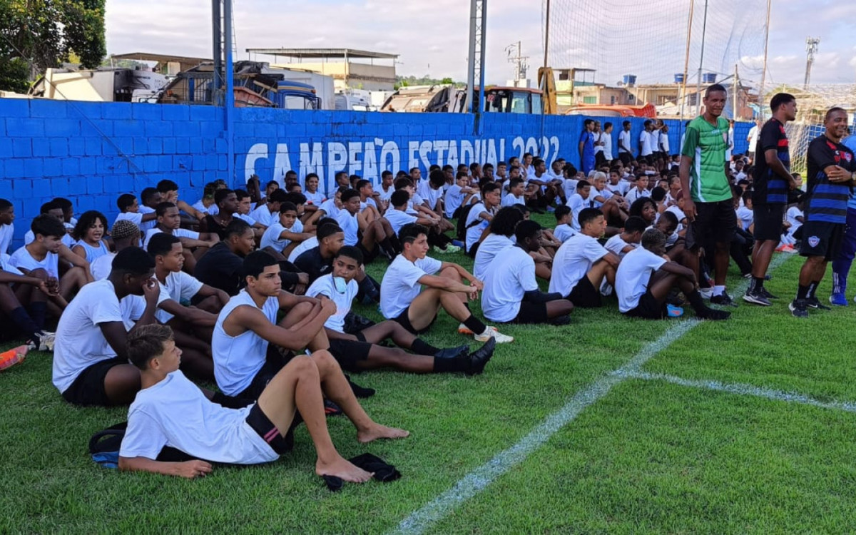 Jogadores sendo avaliados pela comissão técnica do Belford Roxo e pelo observador técnico do Cruzeiro