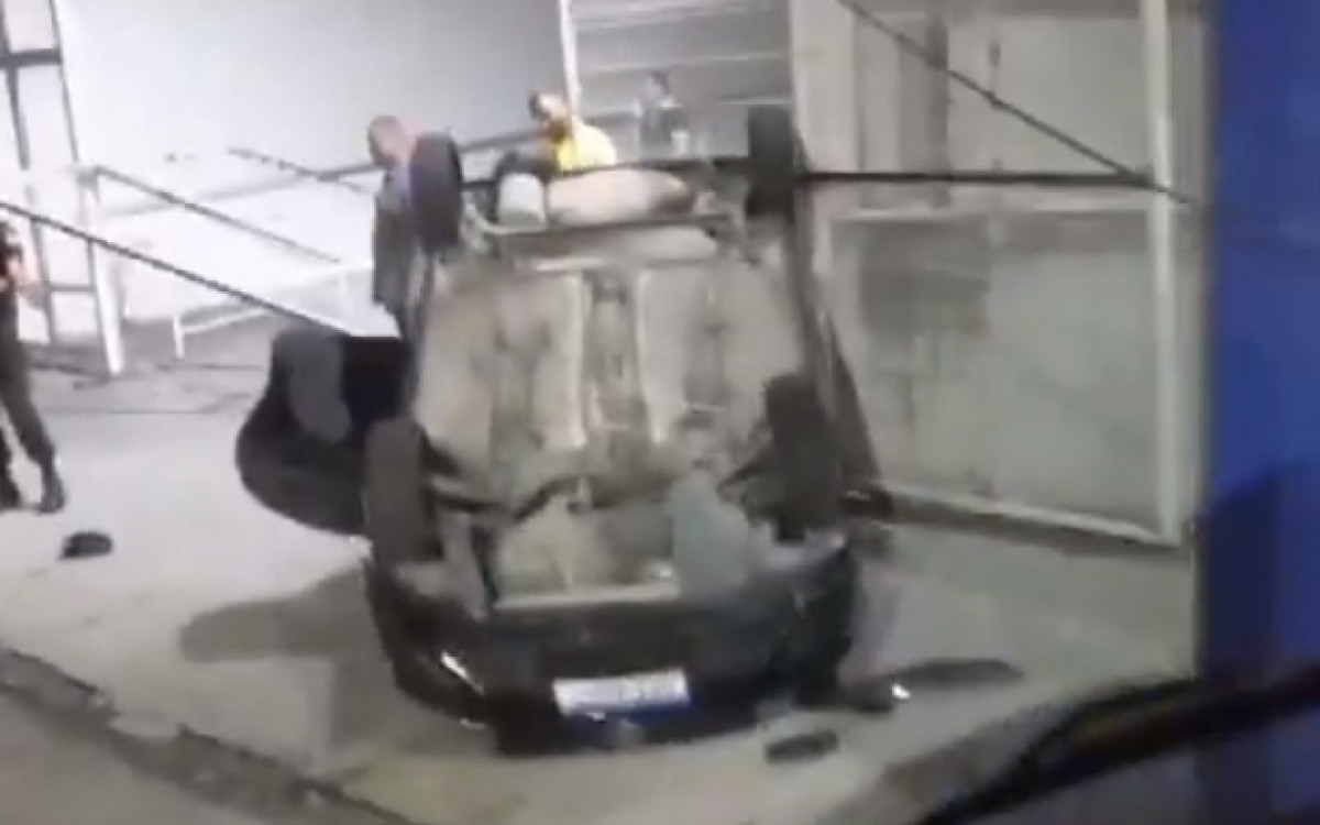 Veículos com três suspeitos capotou na Avenida Itaóca, em Bonsucesso