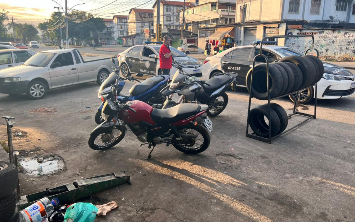 Motos, caminhão e carro foram recuperados na ação em Padre Miguel