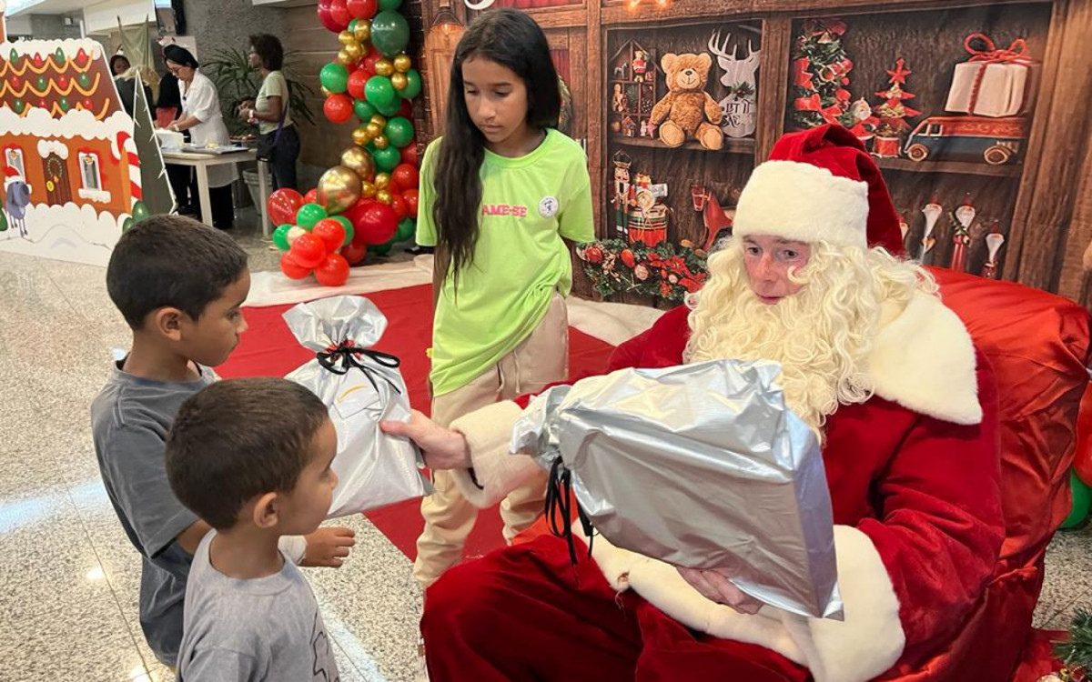 Crianças internadas ou em tratamento no Into receberam a visita do Papai Noel em festa de Natal