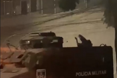 Vídeo flagra pessoa em situação de rua deitada em cima de blindado da PM