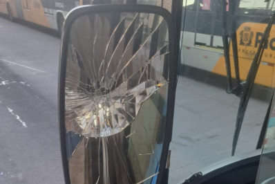 Vídeo: homem é detido após vandalizar BRT no Terminal da Alvorada