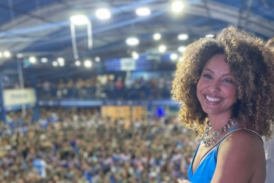 Sheron Menezzes prestigia ensaio da Portela: 'Noite deliciosa'