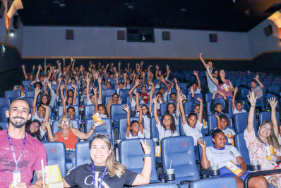 Alunos da rede municipal com maior frequência escolar ganham manhã de cinema