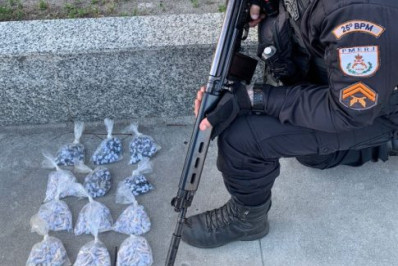 Polícia apreende drogas e rádios transmissores em casa abandonada em Cabo Frio