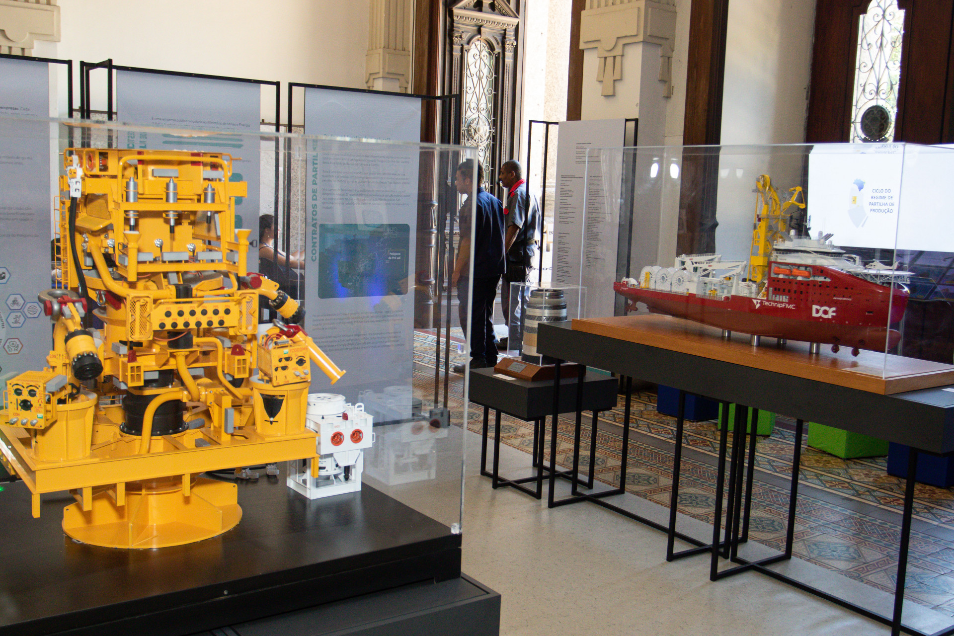 Exposição conta com equipamentos de exploração e extração de óleo - Foto: Divulgação