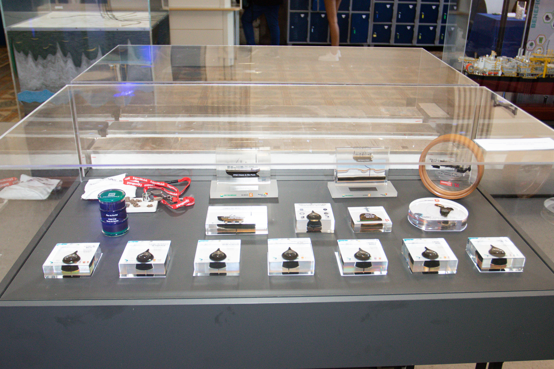 Mostras de óleo retirados nos campos - Foto: Divulgação