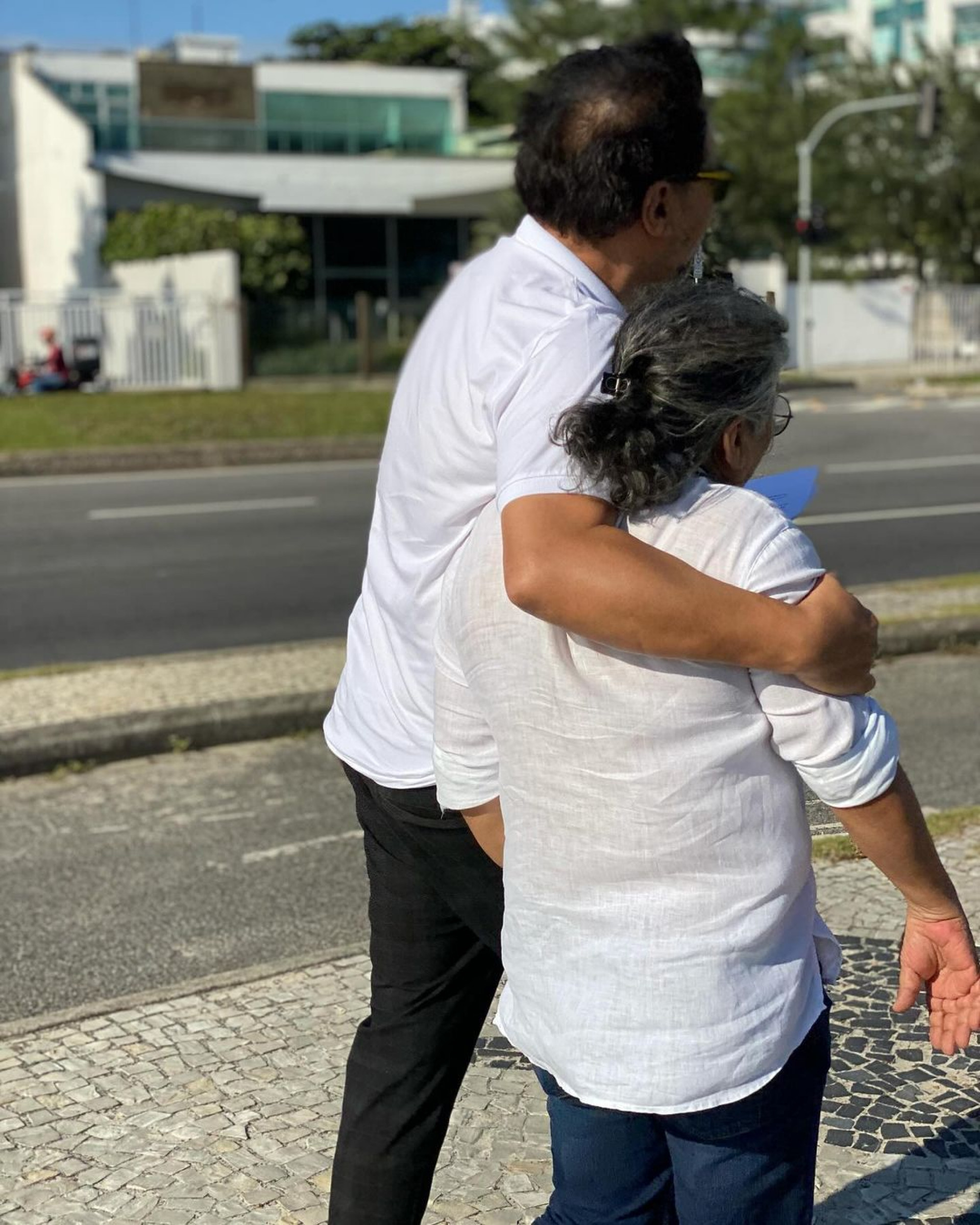 Geraldo Luis e Marlene Mattos gravam em praia do Rio - Reprodução Internet