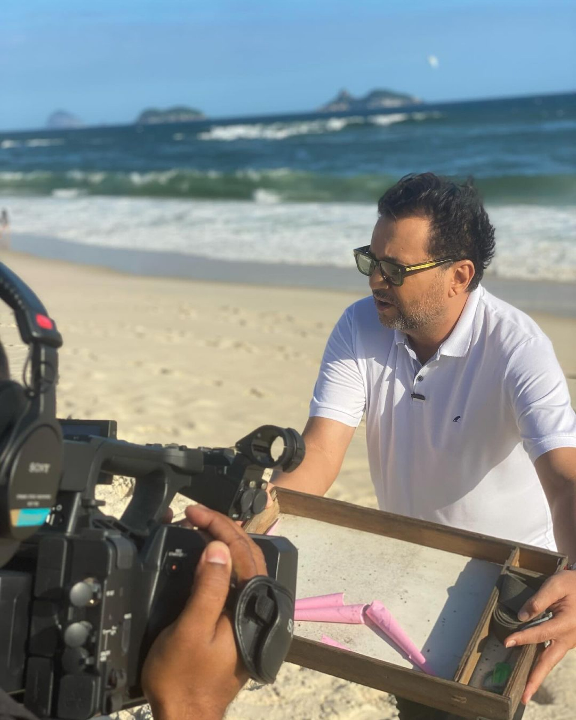 Geraldo Luis e Marlene Mattos gravam em praia do Rio - Reprodução Internet