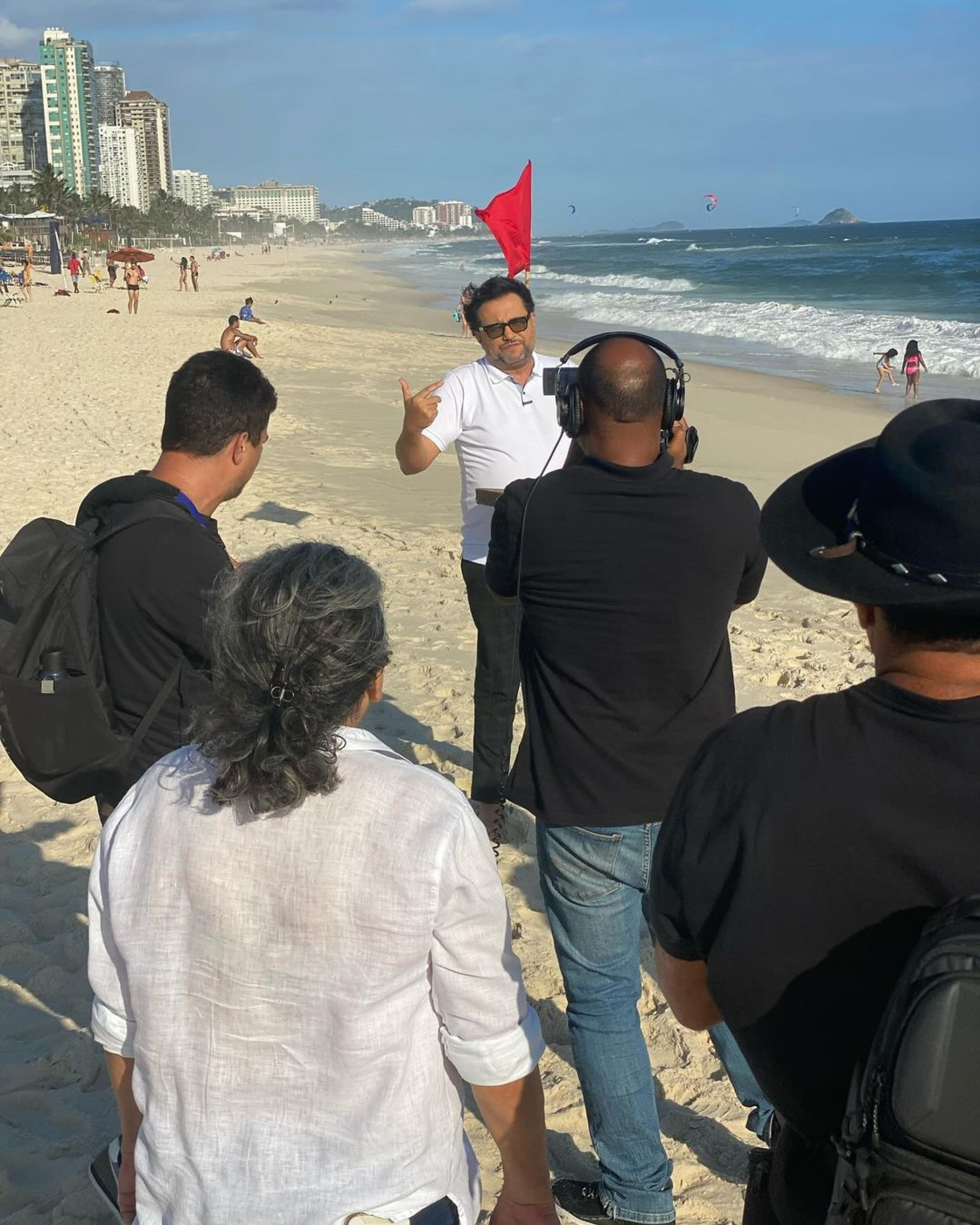Geraldo Luis e Marlene Mattos gravam em praia do Rio - Reprodução Internet