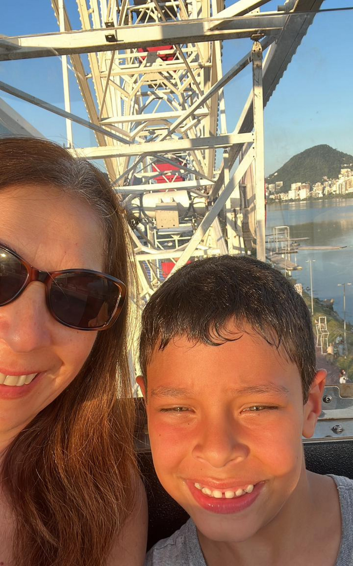 Sandra Regina com o neto no Natal da Lagoa - Marcos Porto/Agência O DIA