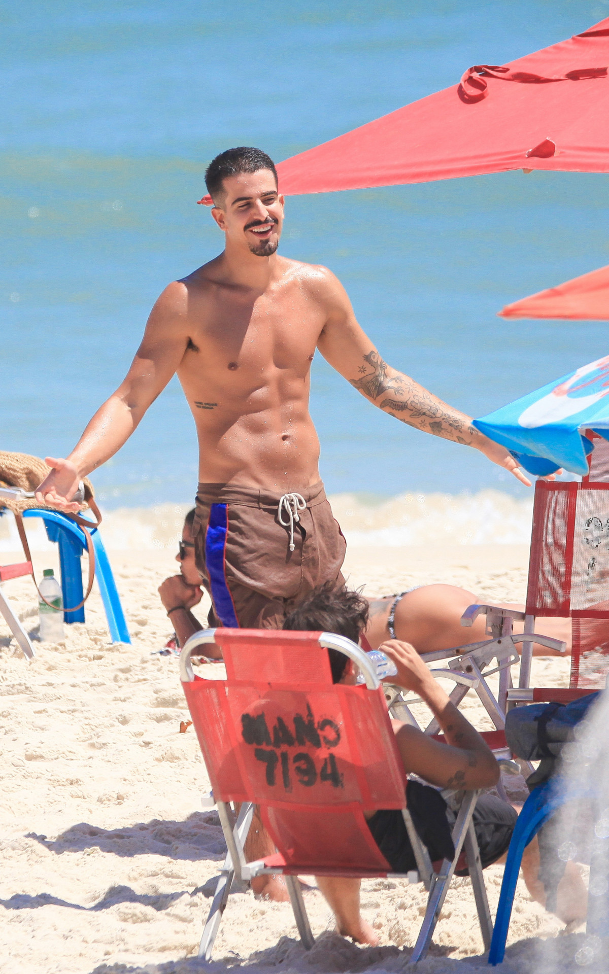 Enzo Celulari curtiu ida à praia da Barra, nesta sexta-feira, na companhia de amigos