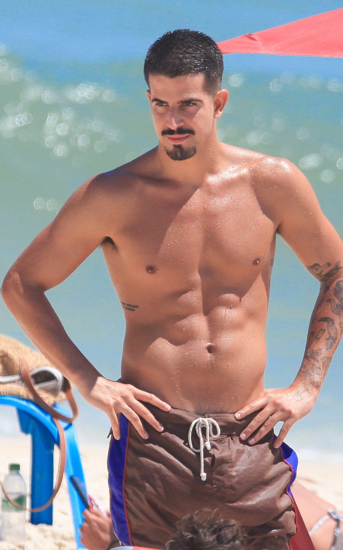 Enzo Celulari foi visto na Praia da Barra, nesta sexta-feira