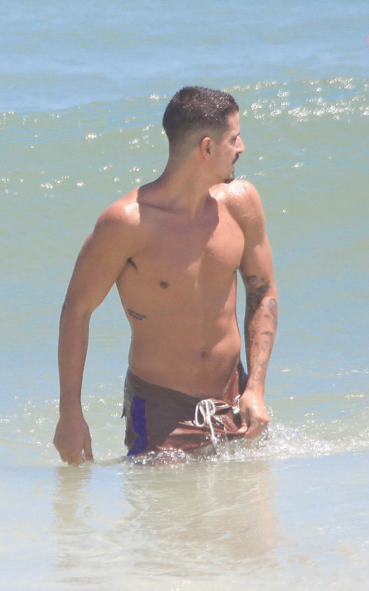 Enzo Celulari se refrescou com banho de mar em ida à praia da Barra, nesta sexta-feira