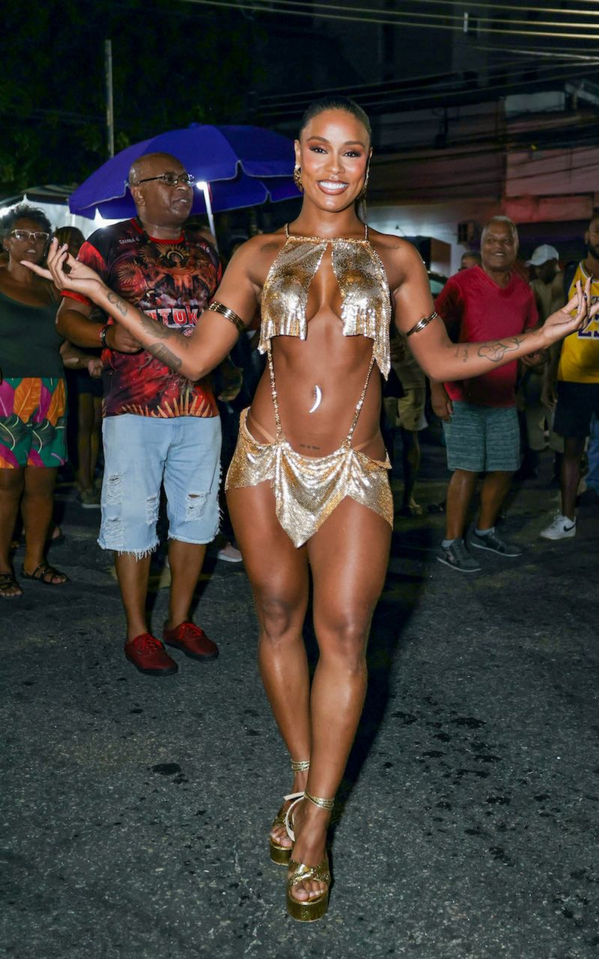 MC Rebecca participa de ensaio do Salgueiro