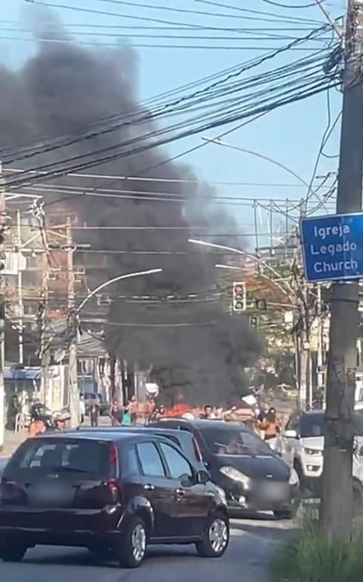 Estrada do Cafundá foi tomada por fumaça escura durante manifestação - Reprodução/Redes