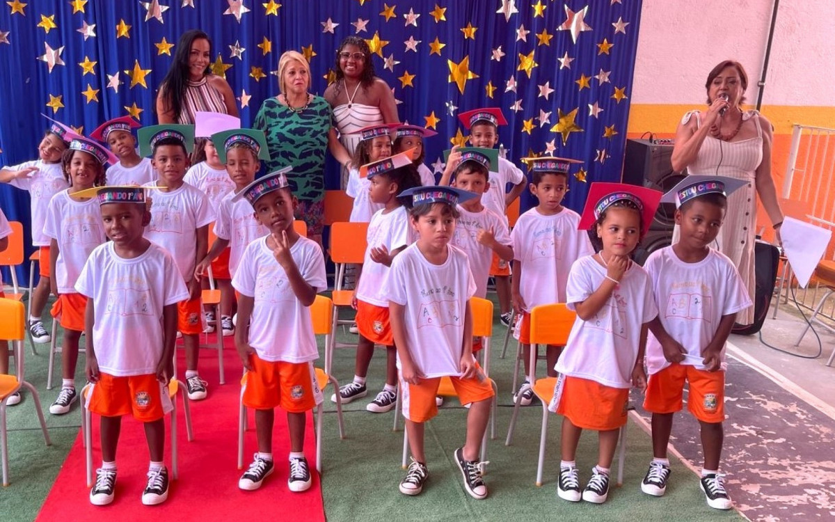 A diretora Mônica Martins agradeceu ao empenho dos funcionários e destacou sua alegria com a formatura e a festa de Natal