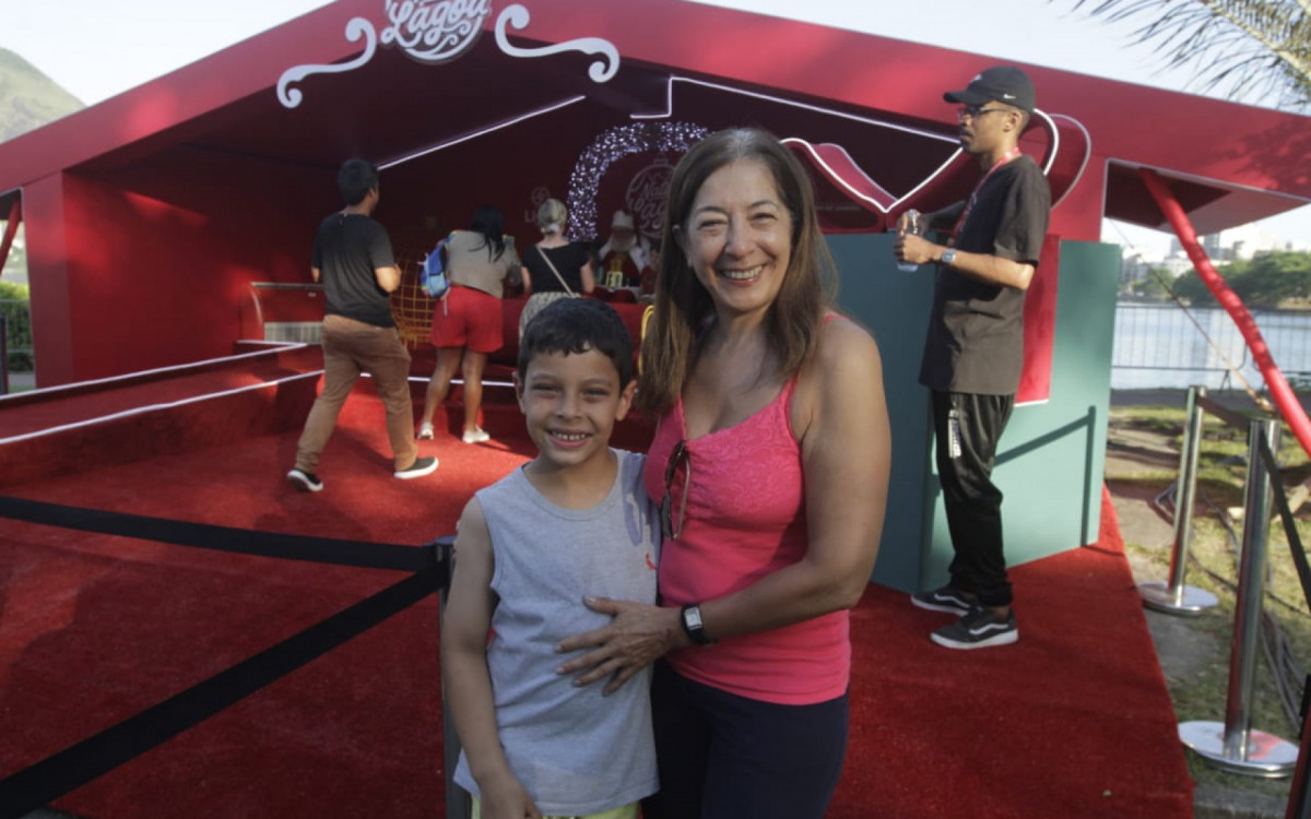 Sandra Regina com o neto no Natal da Lagoa - Marcos Porto/Agência O DIA