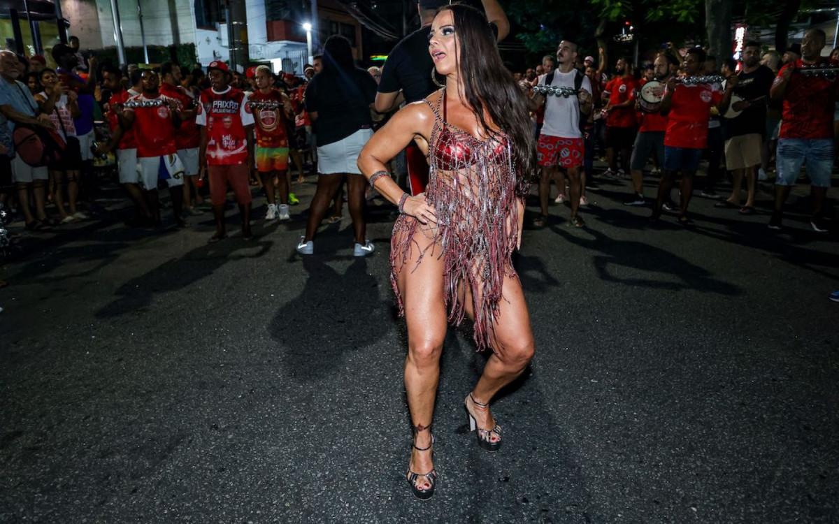Viviane Araújo participa de ensaio do Salgueiro