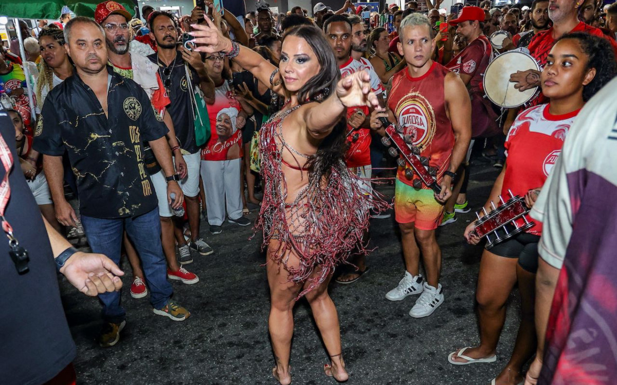 Viviane Araújo participa de ensaio do Salgueiro