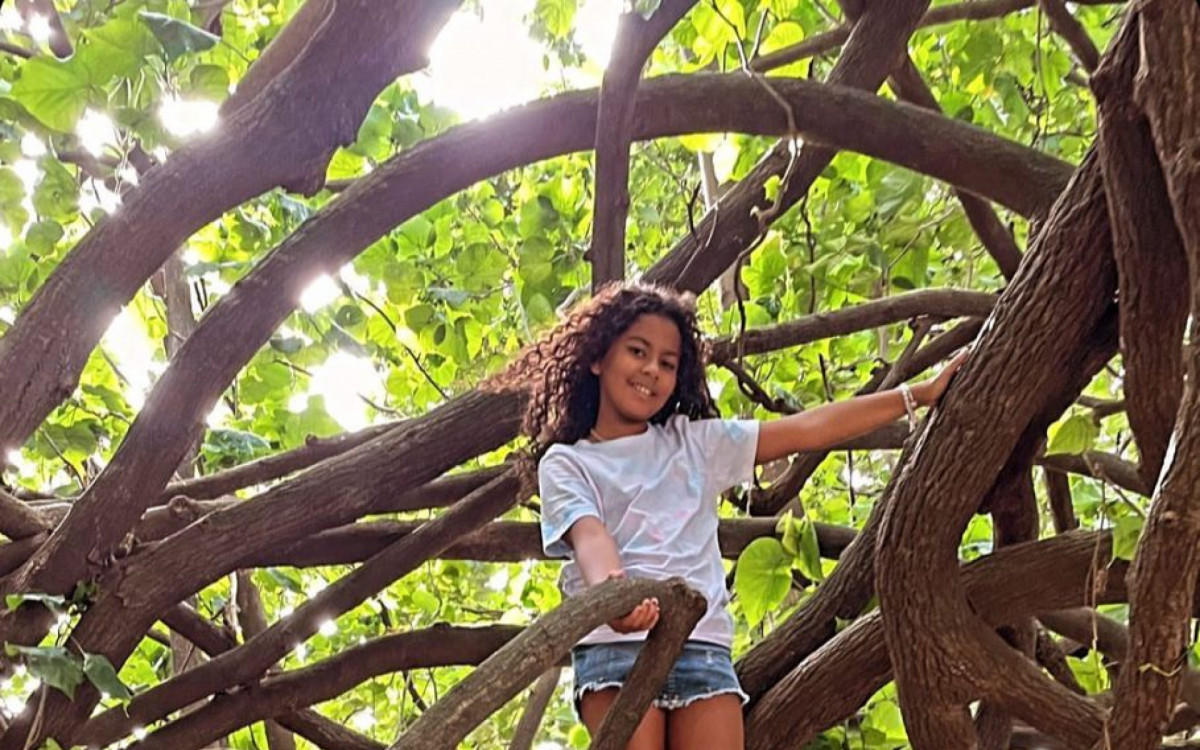 Maria Luisa Rodrigues passa as manhãs ao ar livre com a sua cachorra, Bela, e fica longe dos dispositivos eletrônicos - Divulgação