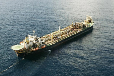 P-32, da Petrobras, chega a estaleiro no RS para um ano de desmantelamento e reciclagem